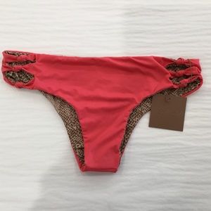 Acacia Alicante Bottom in Fruit Punch